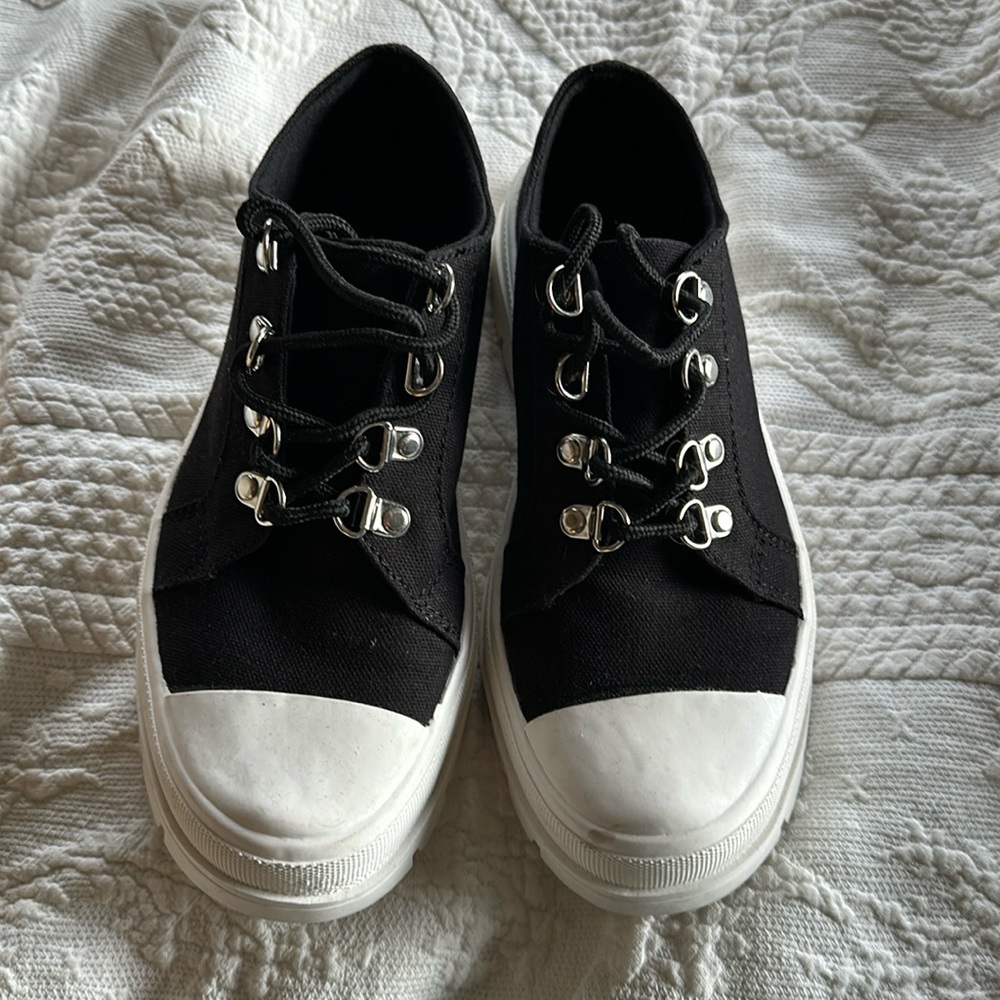 Soda brand black platform tennis 6.5.